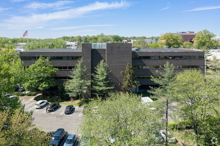 240 Frisch Ct, Paramus, NJ en venta - Foto del edificio - Imagen 3 de 4