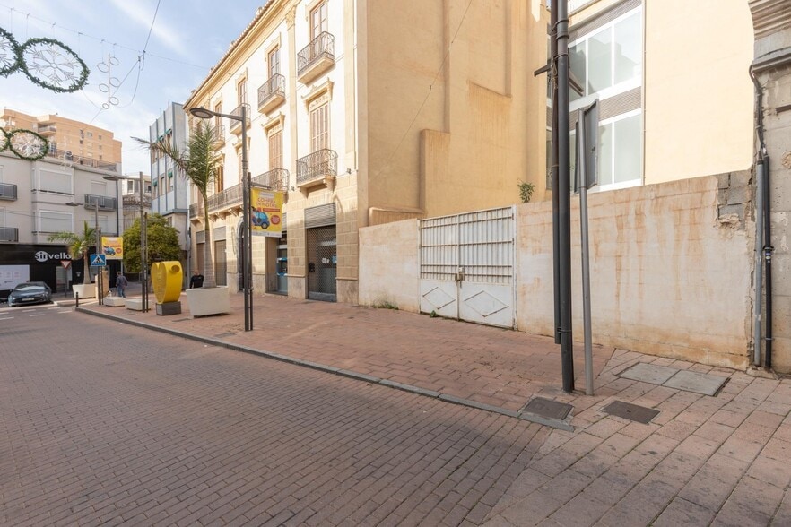 Plaza Francisco Javier de Burgos, 4, Motril, Granada en venta - Foto del edificio - Imagen 2 de 19