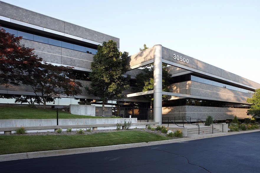 30500 Northwestern Hwy, Farmington Hills, MI en alquiler - Foto del edificio - Imagen 2 de 7