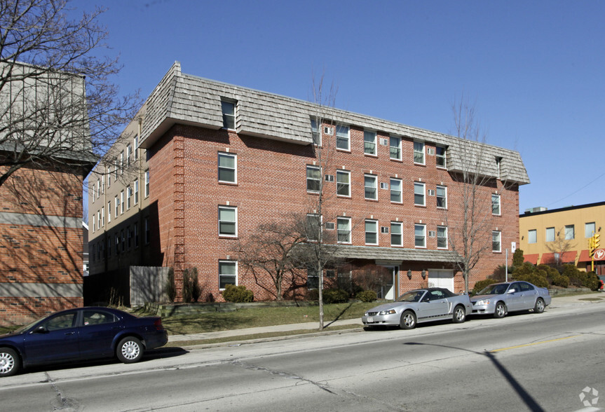 3069 N Oakland Ave, Milwaukee, WI en venta - Foto del edificio - Imagen 2 de 4