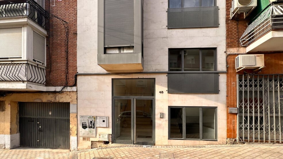 Edificio residencial en Madrid, Madrid en venta - Foto del edificio - Imagen 3 de 12