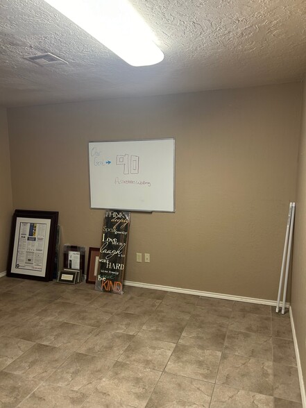 1920 NW Cache Rd, Lawton, OK en alquiler - Foto del interior - Imagen 3 de 9