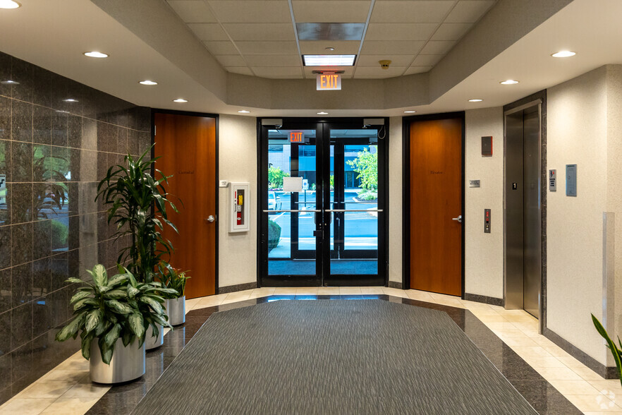 1770 Park St, Naperville, IL en alquiler - Lobby - Imagen 3 de 32