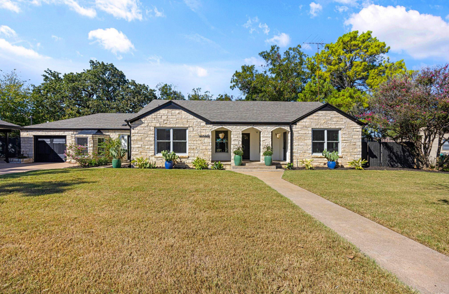 612 W Bluff St, Granbury, TX en venta - Foto del edificio - Imagen 2 de 29