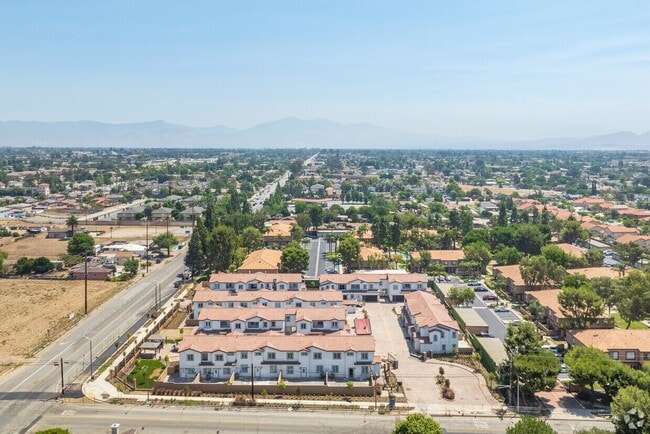 Más detalles de 15909 Merrill Ave, Fontana, CA - Edificio residencial​ en venta