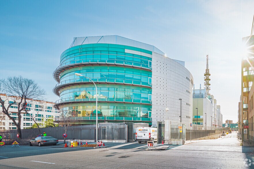 Calle de Julián Camarillo, 8, Madrid, Madrid en alquiler - Foto del edificio - Imagen 2 de 12
