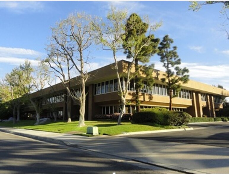 1000 Quail St, Newport Beach, CA en alquiler - Foto del edificio - Imagen 2 de 13