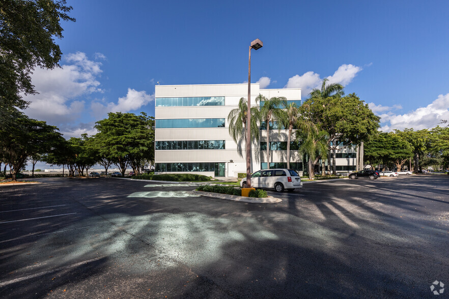 5775 Blue Lagoon Dr, Miami, FL en alquiler - Foto del edificio - Imagen 3 de 29