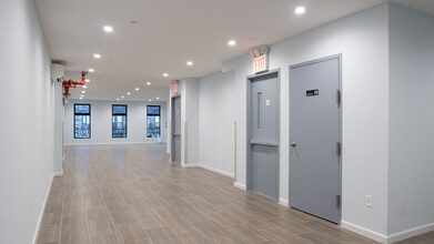 325 Grand St, New York, NY en alquiler Foto del interior- Imagen 1 de 2