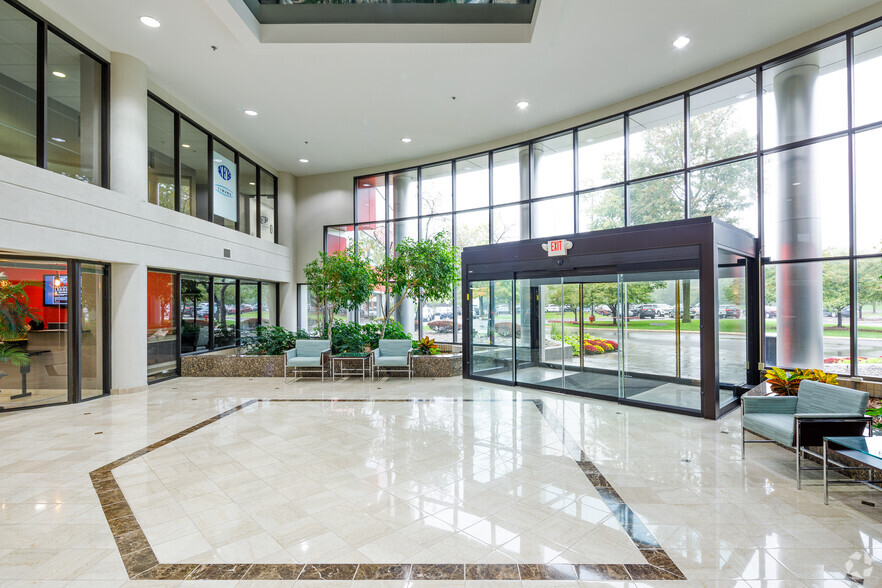 39500 Orchard Hill Pl, Novi, MI en alquiler - Lobby - Imagen 3 de 8