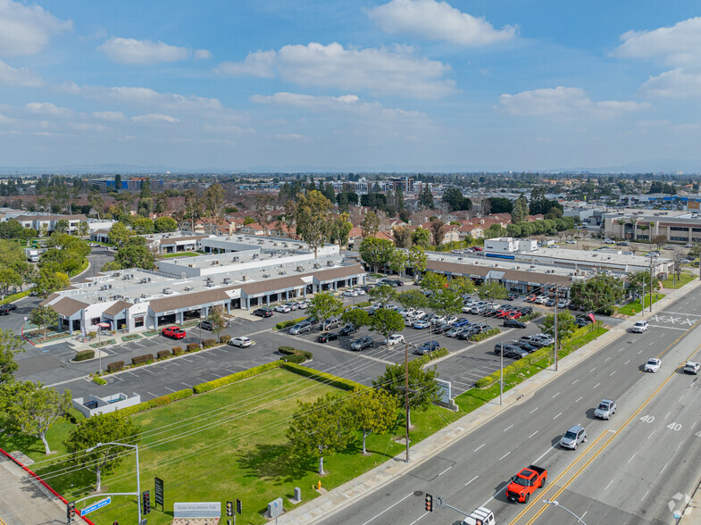 7643-7667 Garden Grove Blvd, Garden Grove, CA en alquiler - Vista aérea - Imagen 1 de 19