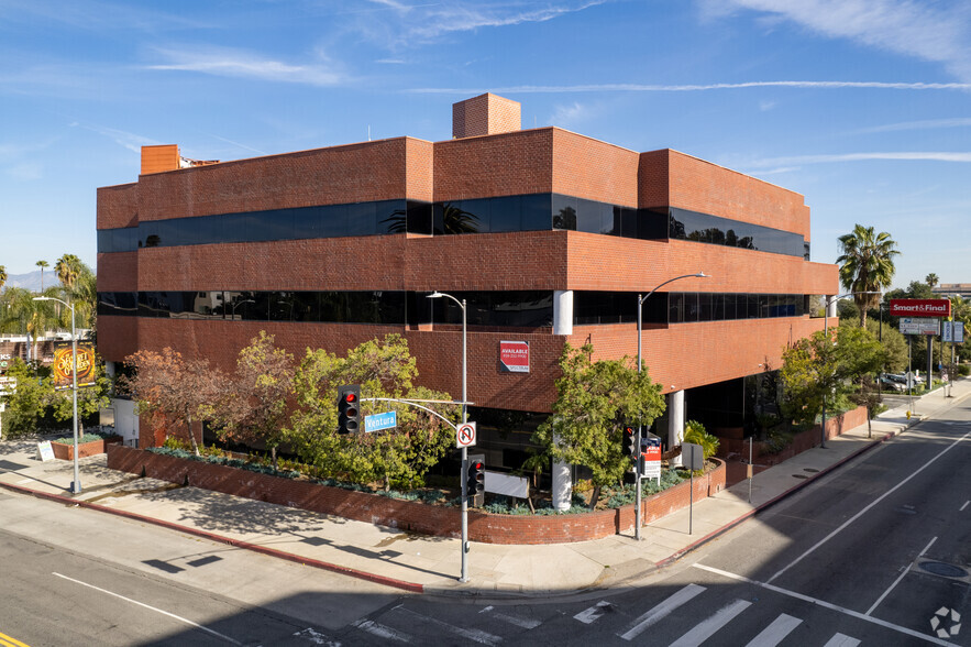 16861 Ventura Blvd, Encino, CA en alquiler - Foto del edificio - Imagen 1 de 6