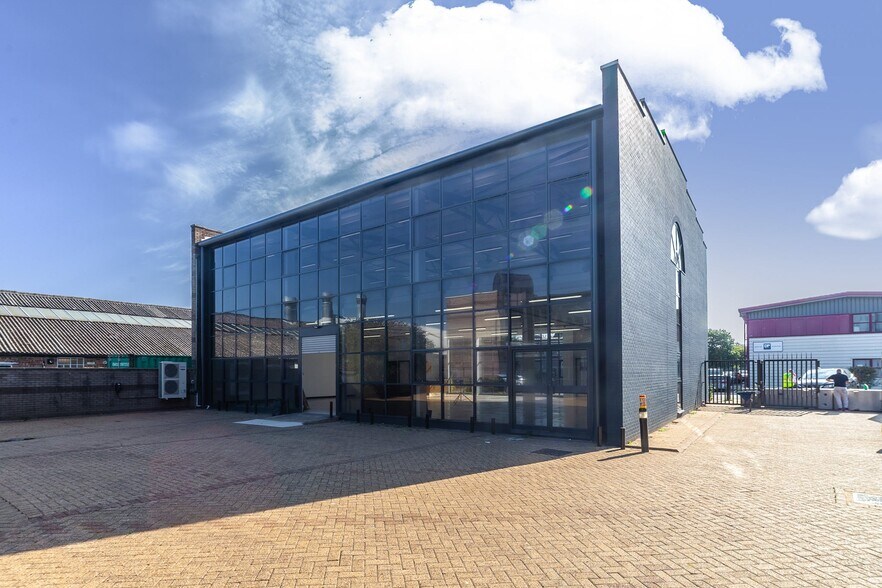 Oakcroft Rd, Chessington en alquiler - Foto del edificio - Imagen 2 de 3