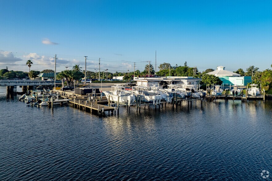 Retail & 13 Boat Marina | 631 Northlake cartera de 2 inmuebles en venta en LoopNet.es - Foto del edificio - Imagen 3 de 18