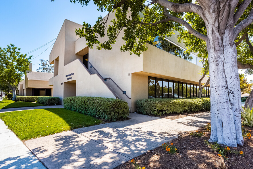 2070 N Tustin Ave, Santa Ana, CA en venta - Foto del edificio - Imagen 2 de 24