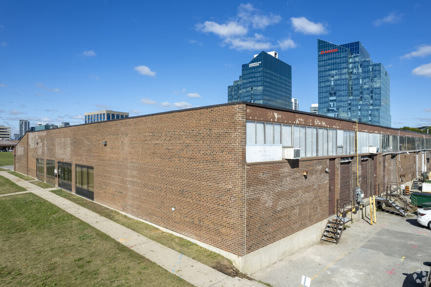 288 Consumers Rd, Toronto, ON en venta - Foto del edificio - Imagen 3 de 6