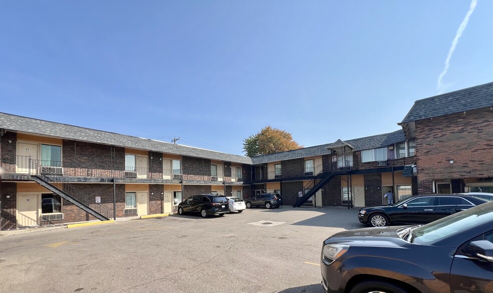 14221 E 8 Mile Rd, Warren, MI en venta - Foto del edificio - Imagen 2 de 8