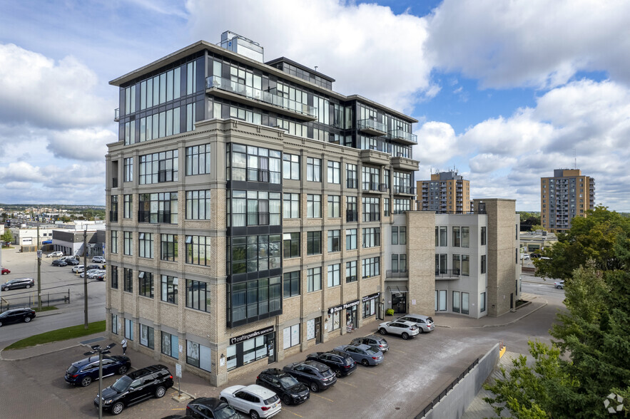 10376 Yonge St, Richmond Hill, ON en venta - Foto del edificio - Imagen 3 de 4