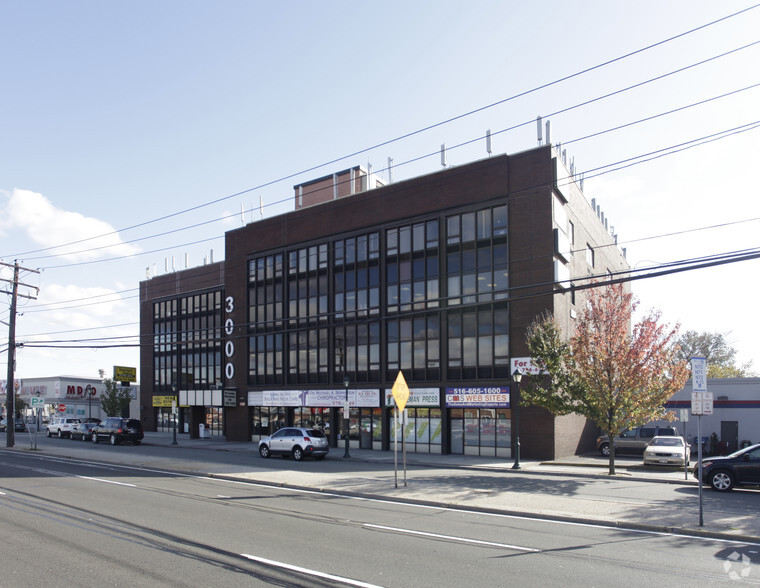 3000 Hempstead Tpke, Levittown, NY en alquiler - Foto del edificio - Imagen 2 de 5