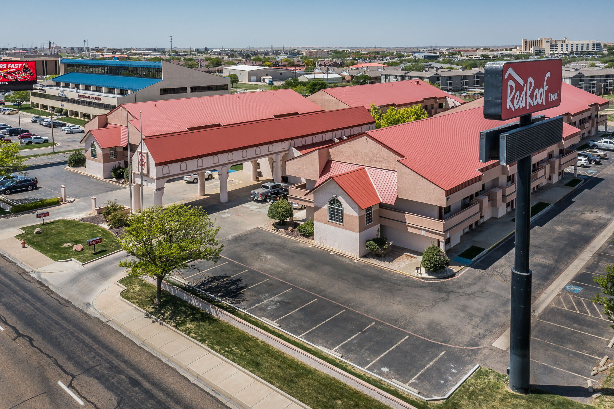 Dual Brand Red Roof Inn HomeTowne Studio cartera de 2 inmuebles en venta en LoopNet.es Foto del edificio- Imagen 1 de 54