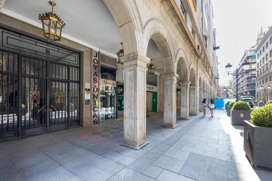 Local en Granada en venta - Foto del edificio - Imagen 2 de 29