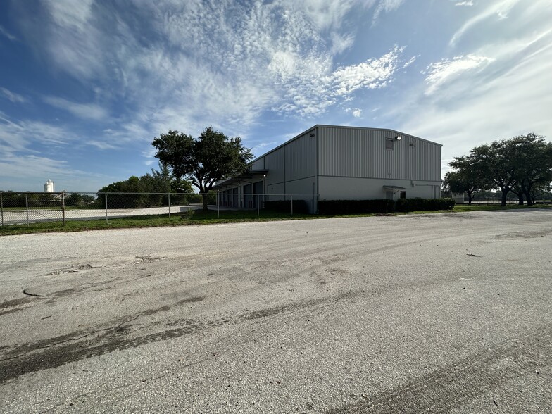 2501 Wiles Rd, Deerfield Beach, FL en alquiler - Foto del edificio - Imagen 3 de 16