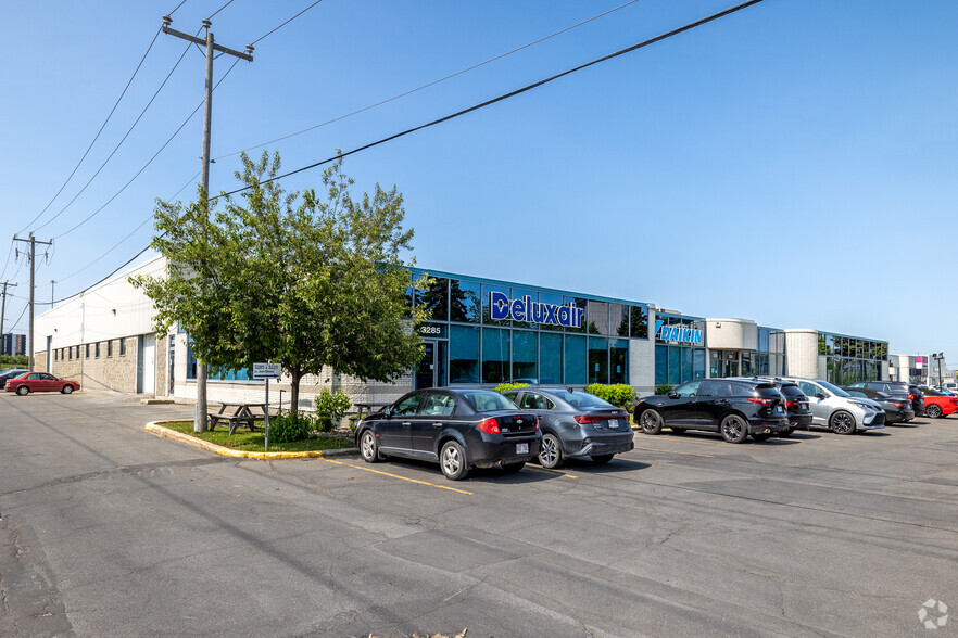 3225-3285 Jean-Béraud, Laval, QC en alquiler - Foto principal - Imagen 1 de 6