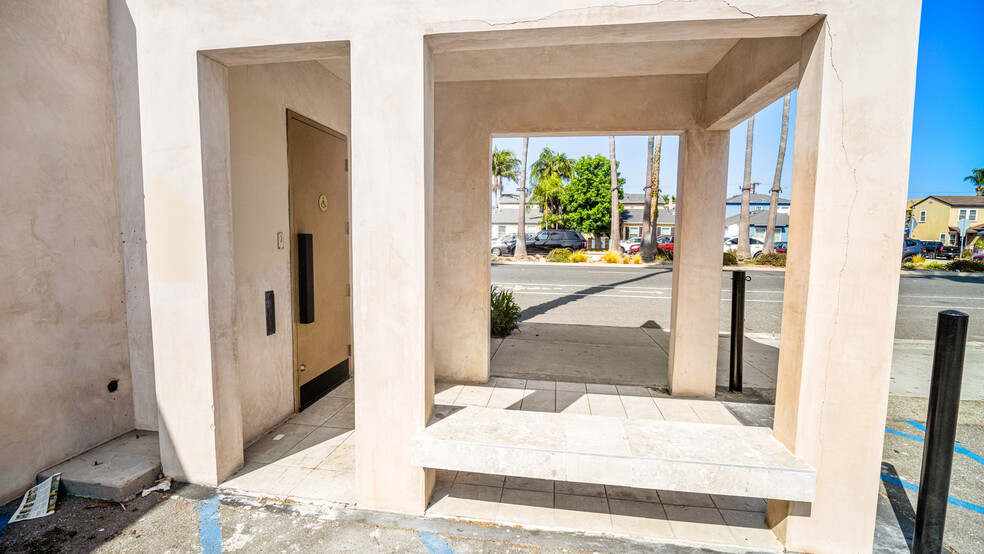 5716 E 2nd St, Long Beach, CA en venta - Foto del edificio - Imagen 2 de 30