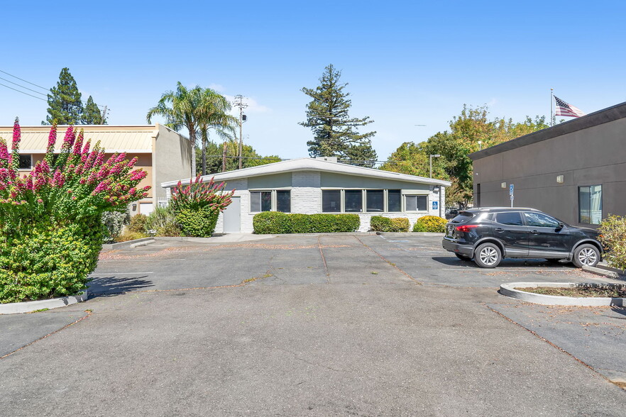 812 Court St, Woodland, CA en venta - Foto del edificio - Imagen 2 de 19