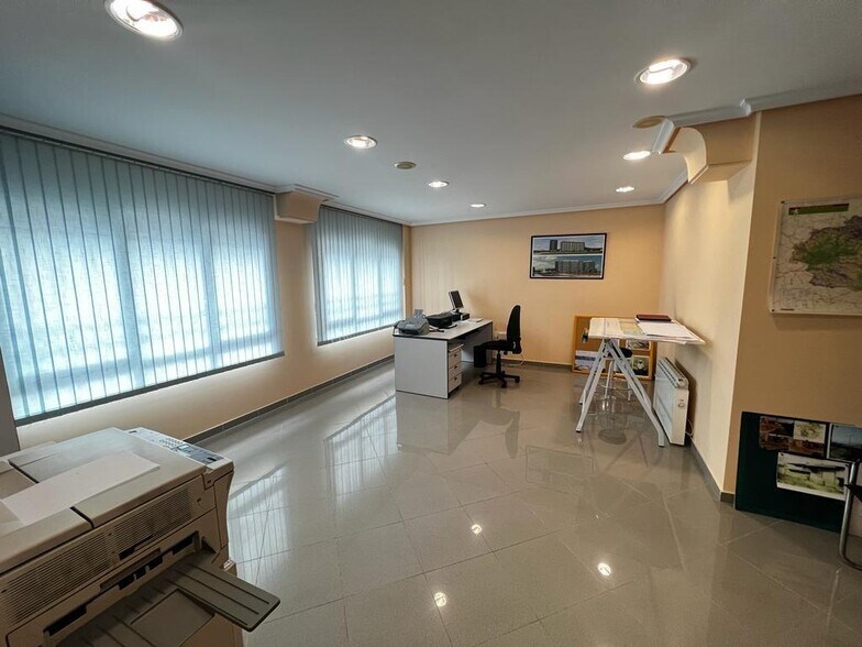Local en Ponferrada, León en venta - Foto del edificio - Imagen 3 de 11
