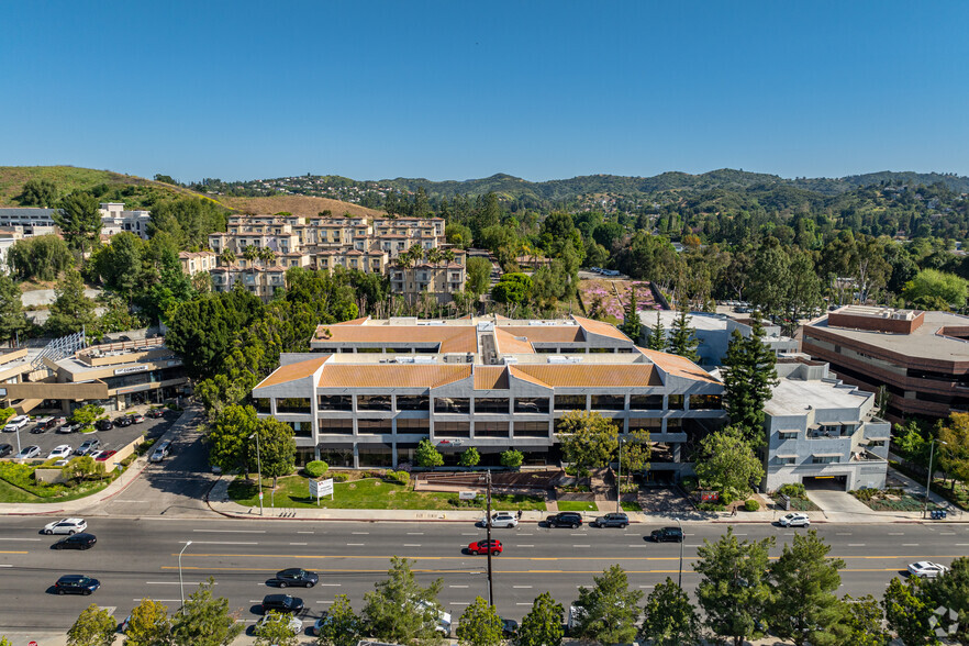 20700 Ventura Blvd, Woodland Hills, CA en venta - Foto del edificio - Imagen 2 de 23