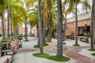 100 S Main St, Santa Ana, CA en venta Foto del edificio- Imagen 1 de 2