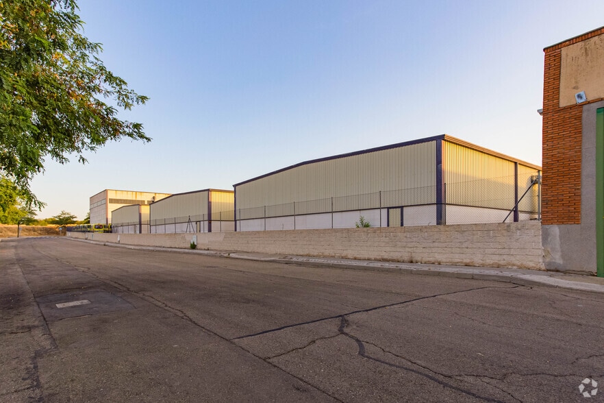 Calle Valencia de Don Juan, 25, Fuenlabrada, Madrid en alquiler - Foto del edificio - Imagen 3 de 4