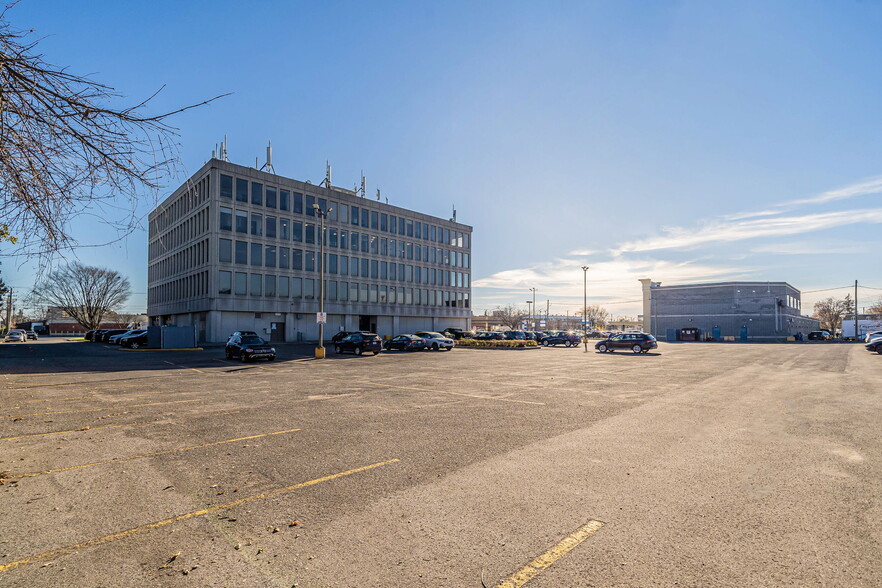 3131 Boul de la Concorde E, Laval, QC en alquiler - Foto del edificio - Imagen 3 de 18