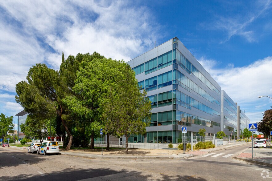 Calle de Campezo, 1, Madrid, Madrid en alquiler - Foto del edificio - Imagen 2 de 24