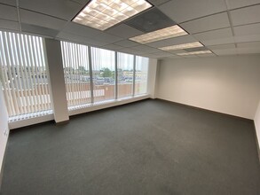 5940 W Touhy Ave, Niles, IL en alquiler Foto del interior- Imagen 2 de 6