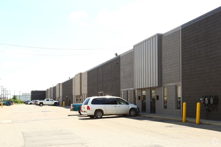 30932-30976 Industrial Dr, Livonia, MI en alquiler - Foto del edificio - Imagen 3 de 12