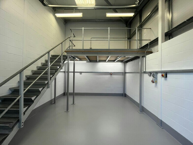 1 Smeaton Close, Aylesbury en venta - Foto del edificio - Imagen 3 de 9