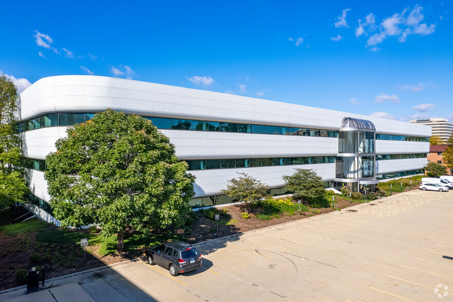 5440 N Cumberland Ave, Chicago, IL en alquiler - Foto del edificio - Imagen 2 de 27