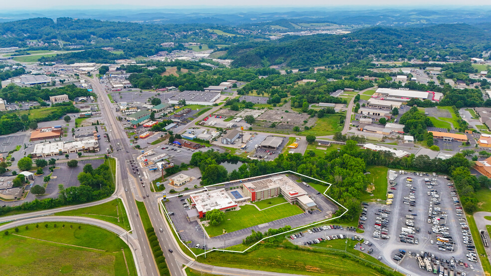 2406 N Roan St, Johnson City, TN en alquiler - Foto del edificio - Imagen 3 de 16