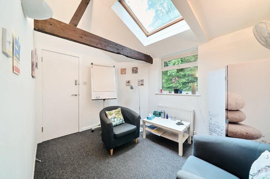 40 New Windsor St, Uxbridge en venta - Foto del edificio - Imagen 2 de 14