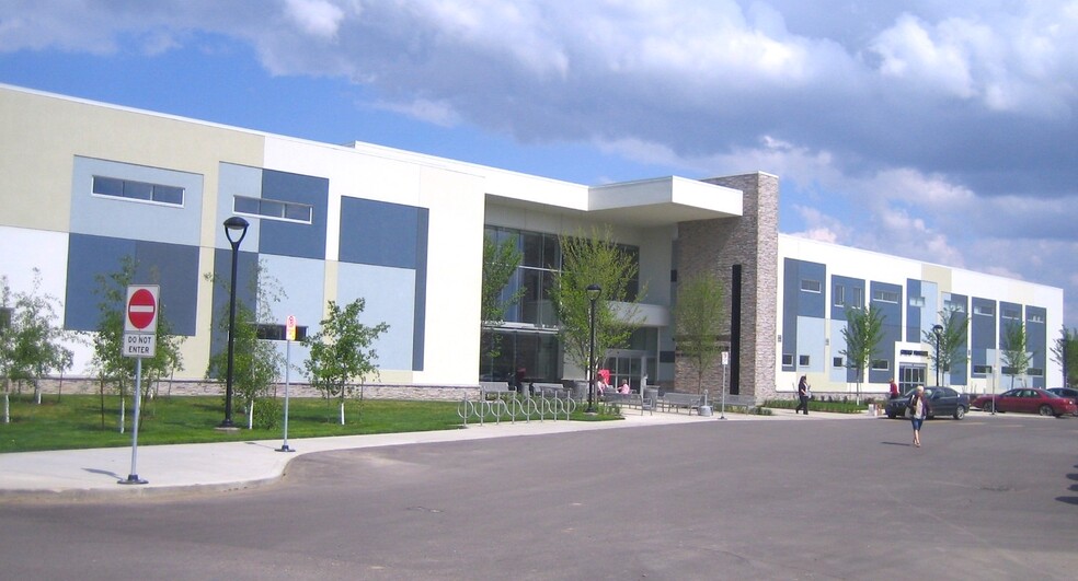 501 Bethel Dr, Sherwood Park, AB en alquiler - Foto del edificio - Imagen 3 de 5