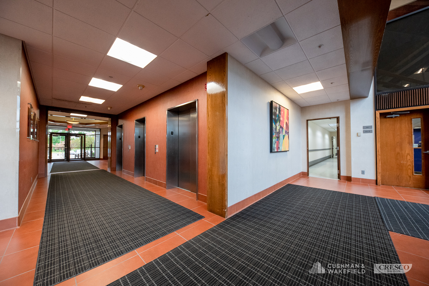 26301 Curtiss Wright Pky, Richmond Heights, OH en alquiler - Foto del interior - Imagen 3 de 8