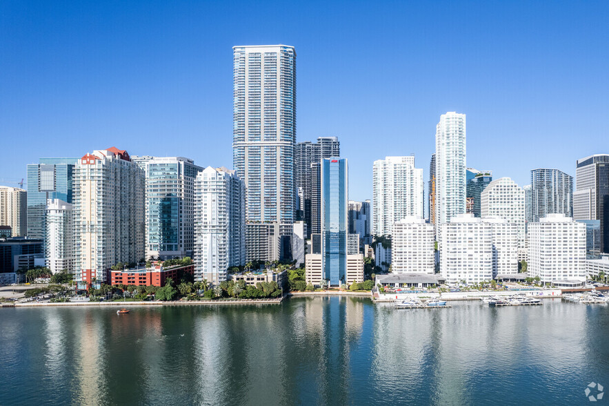 1100 Brickell Bay Dr, Miami, FL en alquiler - Foto del edificio - Imagen 2 de 15