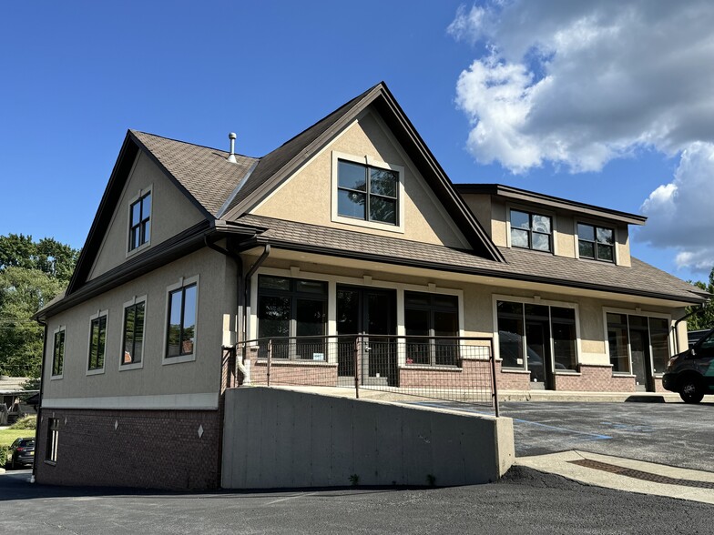 787 Sergeant Palmateer Way, Wappingers Falls, NY en venta - Foto del edificio - Imagen 2 de 6