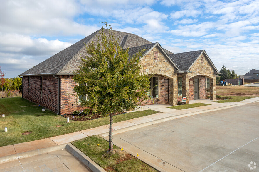 825 Kelly Lakes Pass, Edmond, OK en venta - Foto del edificio - Imagen 3 de 3