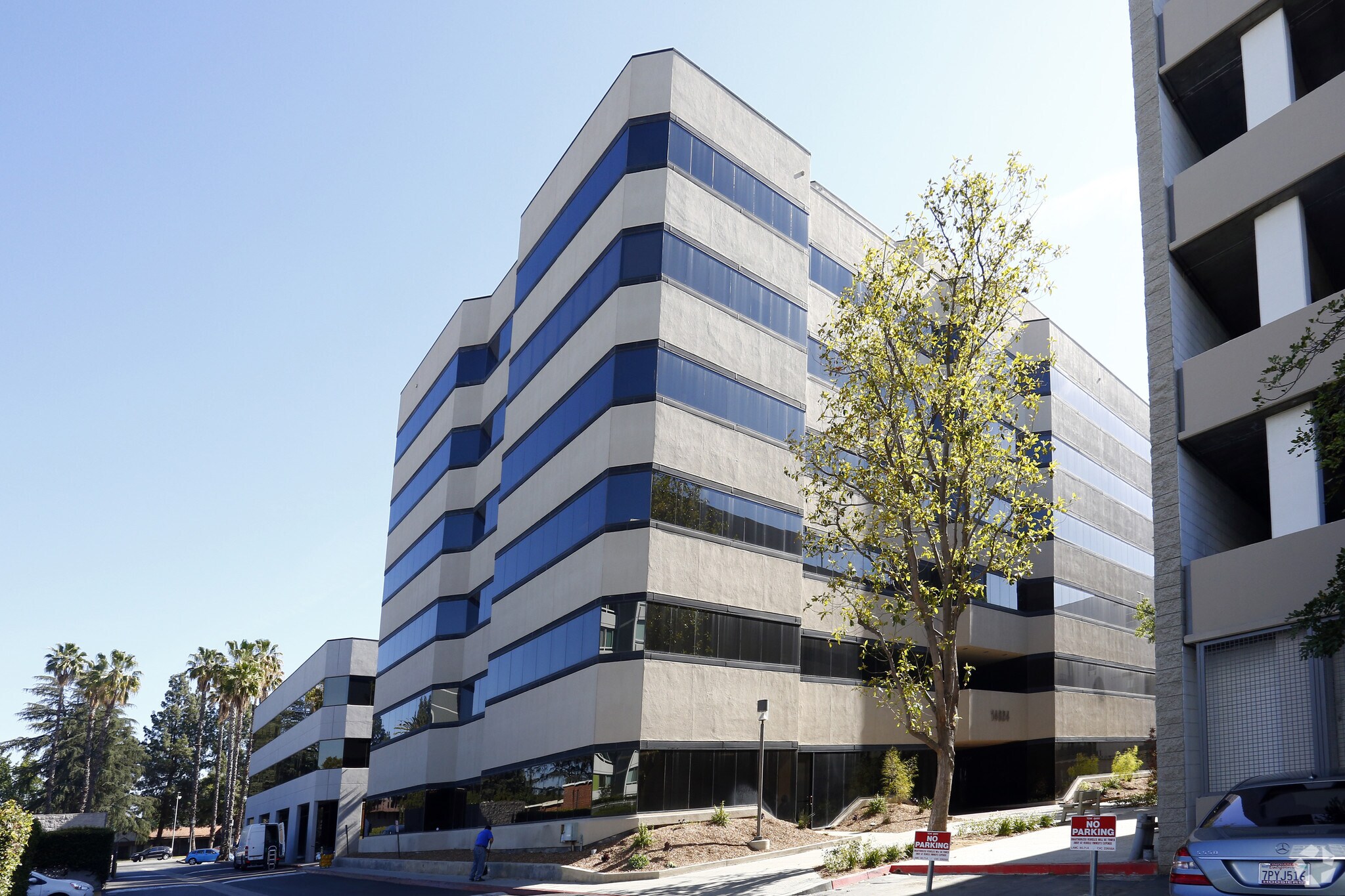 14600 Sherman Way, Van Nuys, CA en alquiler Foto del edificio- Imagen 1 de 8