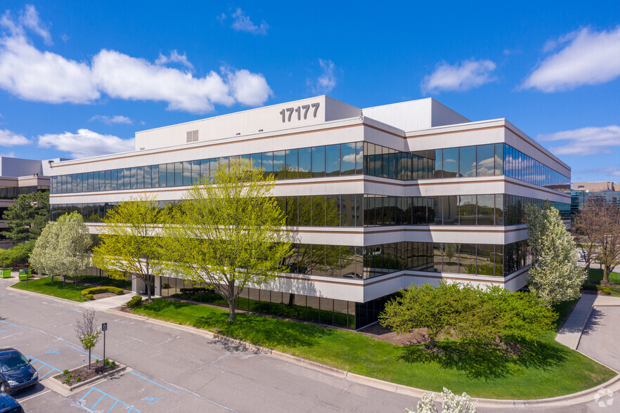 17177 N Laurel Park Dr, Livonia, MI en alquiler - Foto del edificio - Imagen 1 de 21