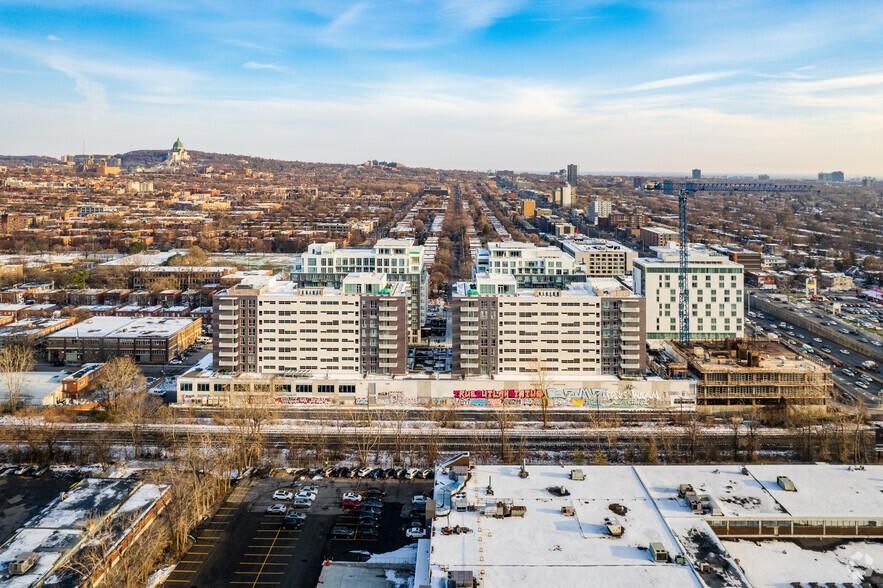 5273 Av De Courtrai, Montréal, QC en alquiler - Vista aérea - Imagen 3 de 4