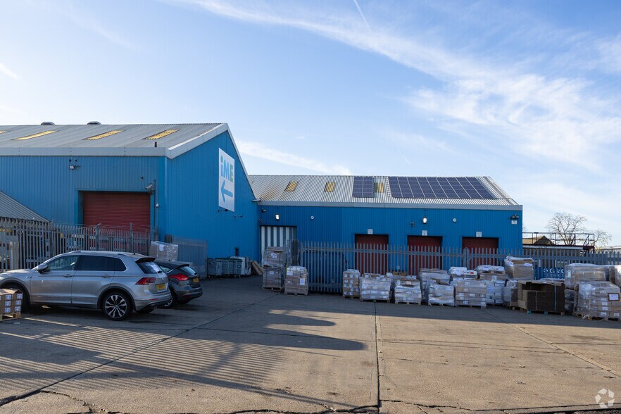 50 Freshwater Rd, Dagenham en venta - Foto principal - Imagen 1 de 4